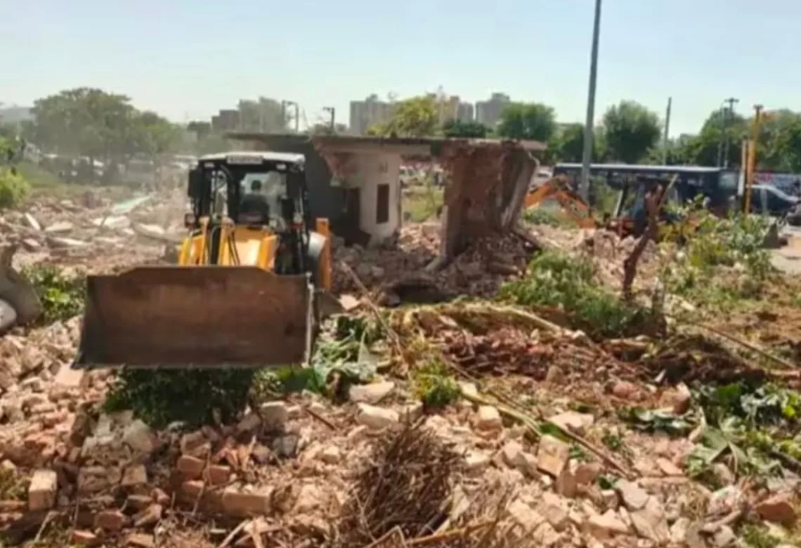 इंदिरा गांधी नगर में 400 मीटर के बॉटलनेक हिस्से में चली कार्रवाई।